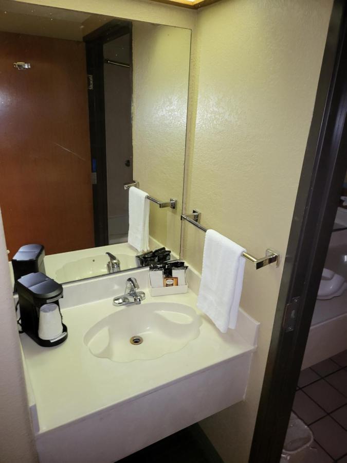 Americas Best Value Inn Pharr/Mcallen Exterior photo